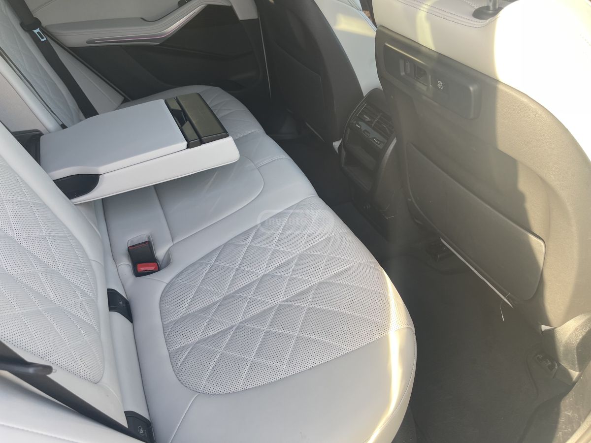 BMW xDrive40i 4dr All-Wheel Drive — миниатюра 9