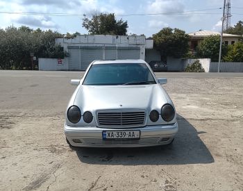 Mercedes-BenzE 320