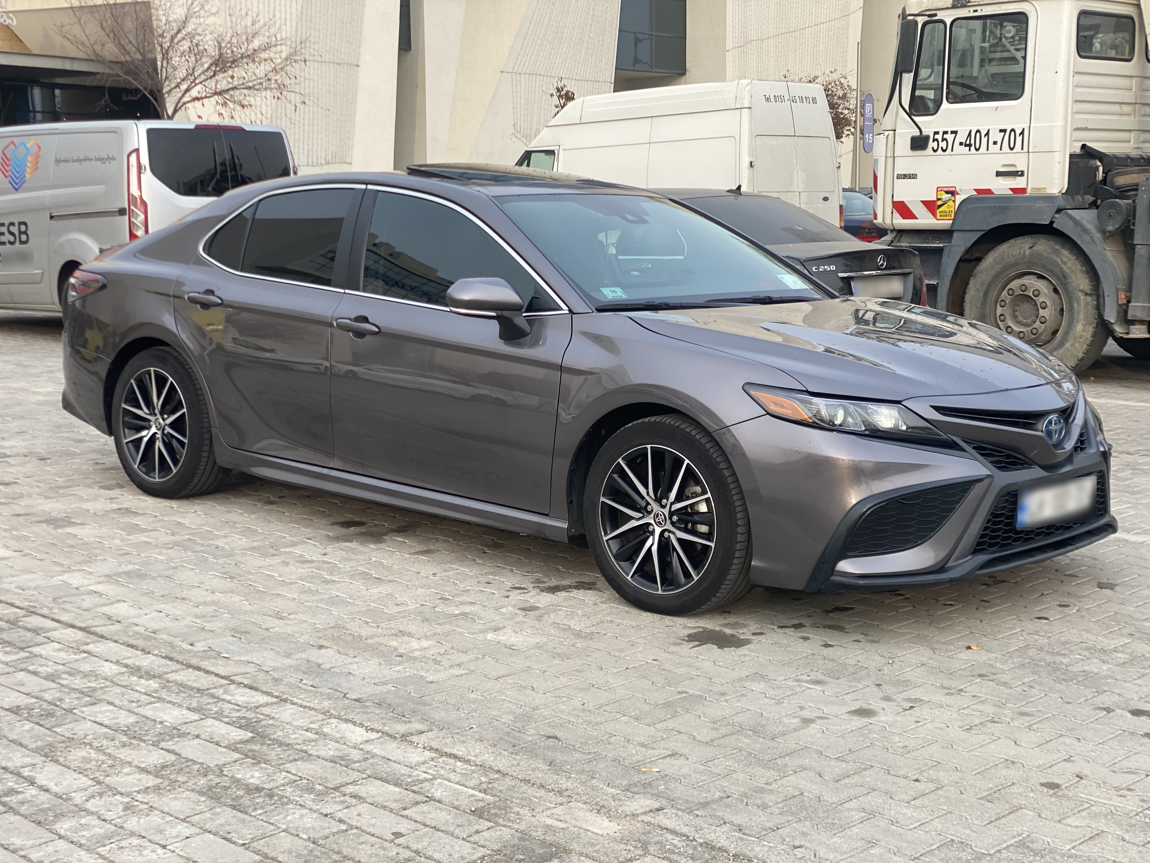 Toyota SE Nightshade 4dr Front-Wheel — миниатюра 2