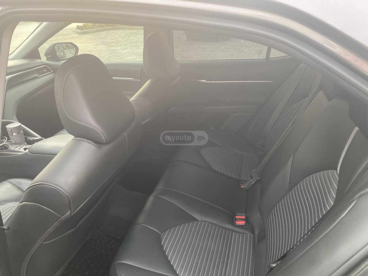 Toyota SE Nightshade 4dr Front-Wheel — миниатюра 7