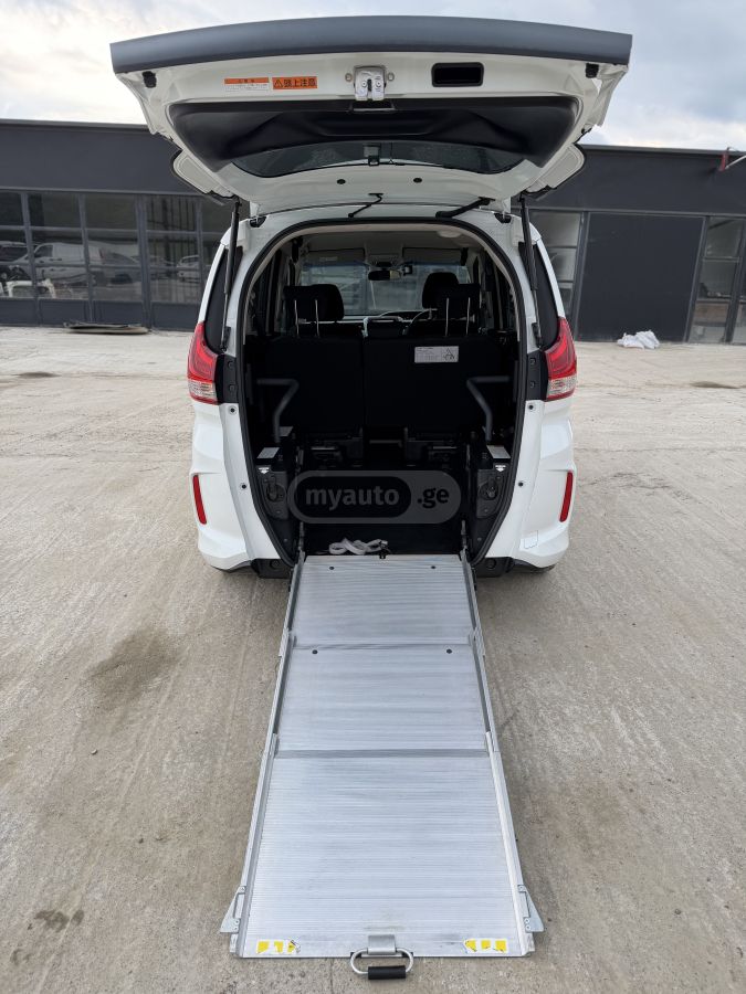 Honda Freed - фото 1