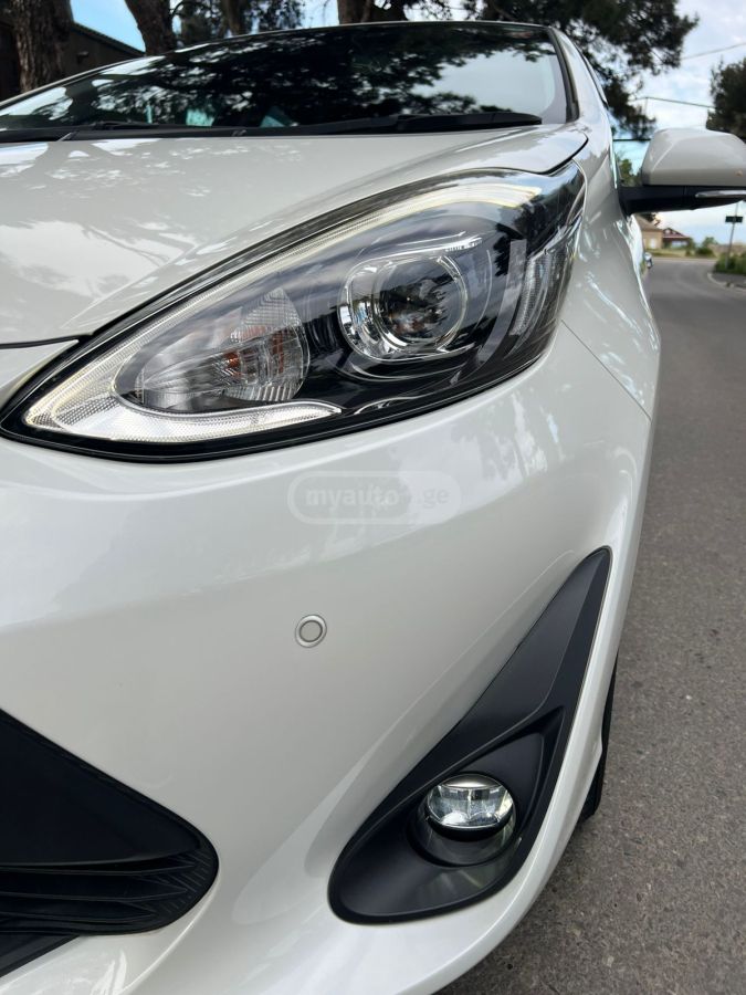 Toyota Aqua - фото 7
