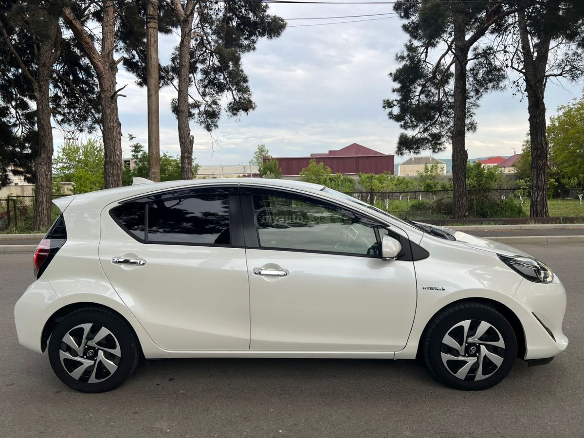 Toyota Aqua - фото 8
