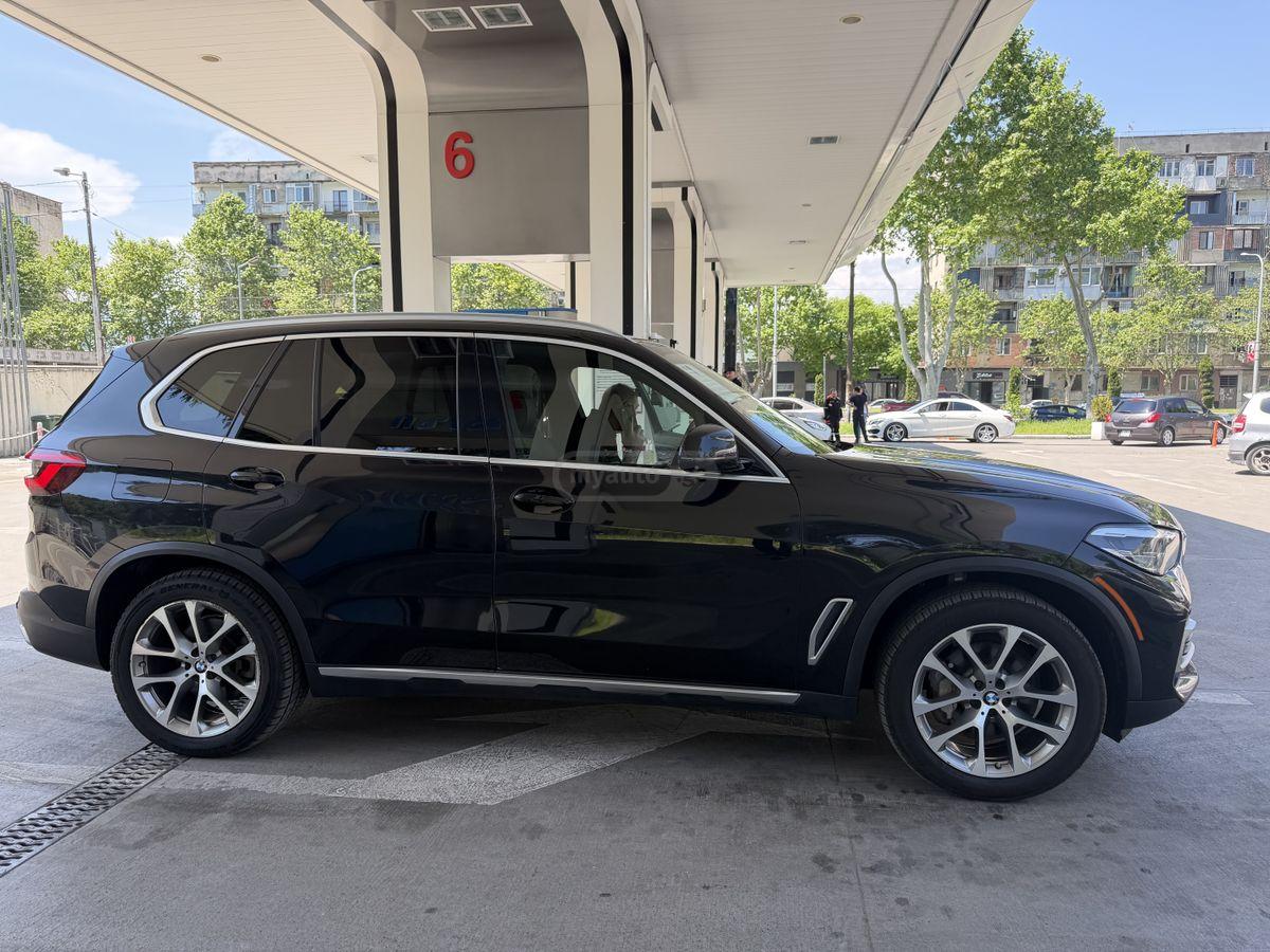 نمای دیگر BMW xDrive40i 4dr All-wheel Drive  2019
