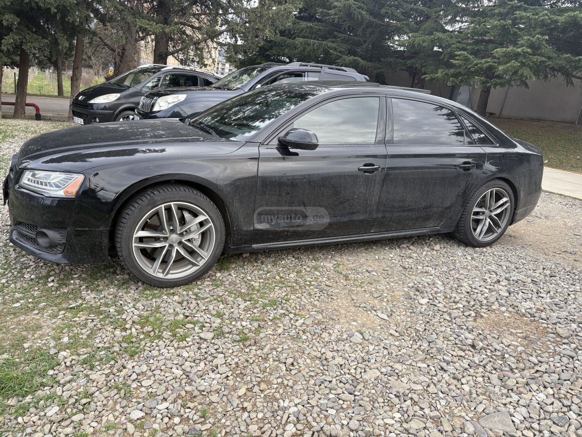 Audi A8 - фото 1