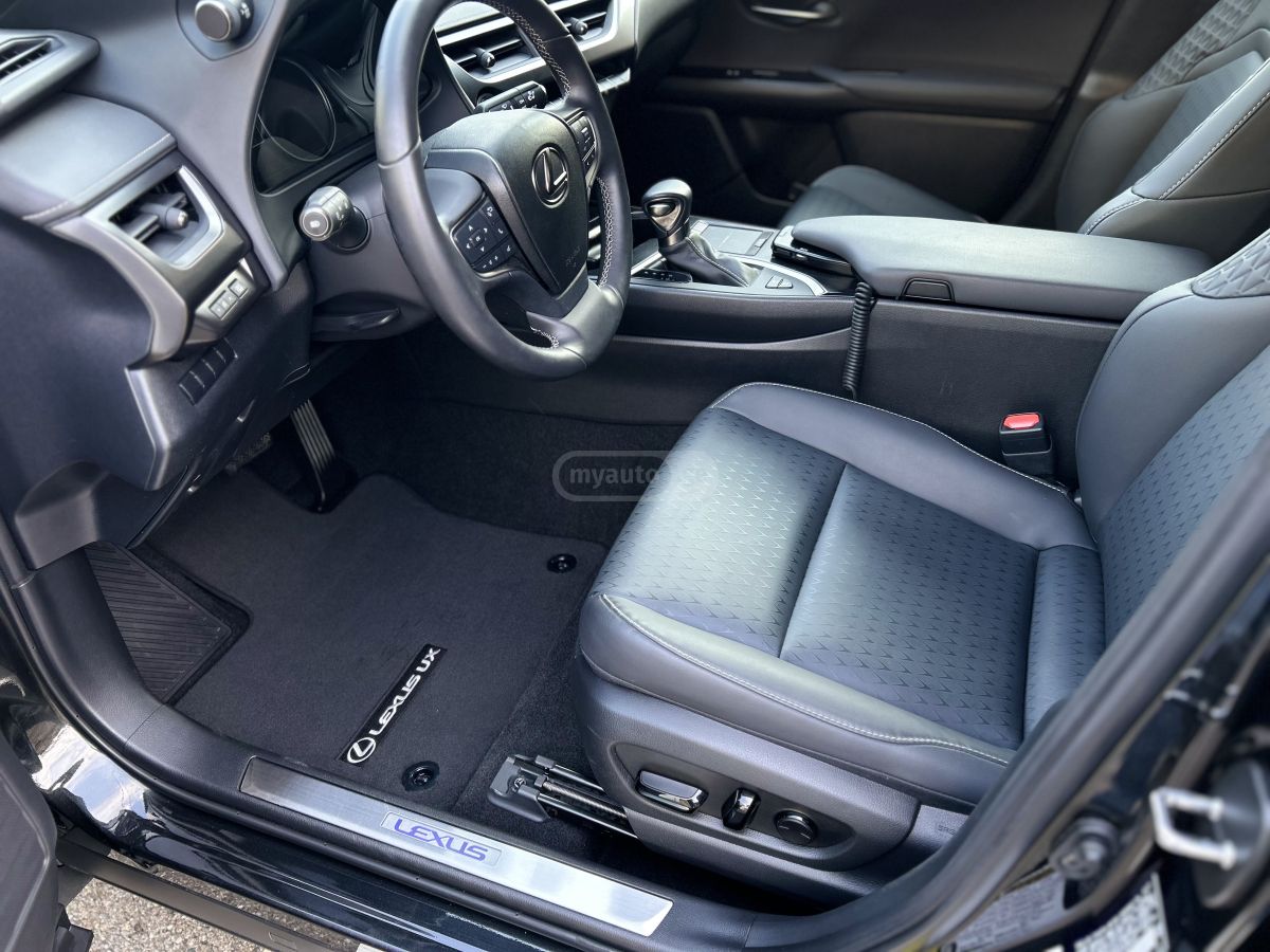 Lexus UX 250 h - фото 7