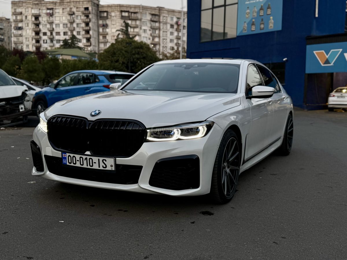 BMW 750 - фото 1