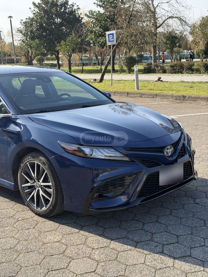 Toyota Camry - фото 1