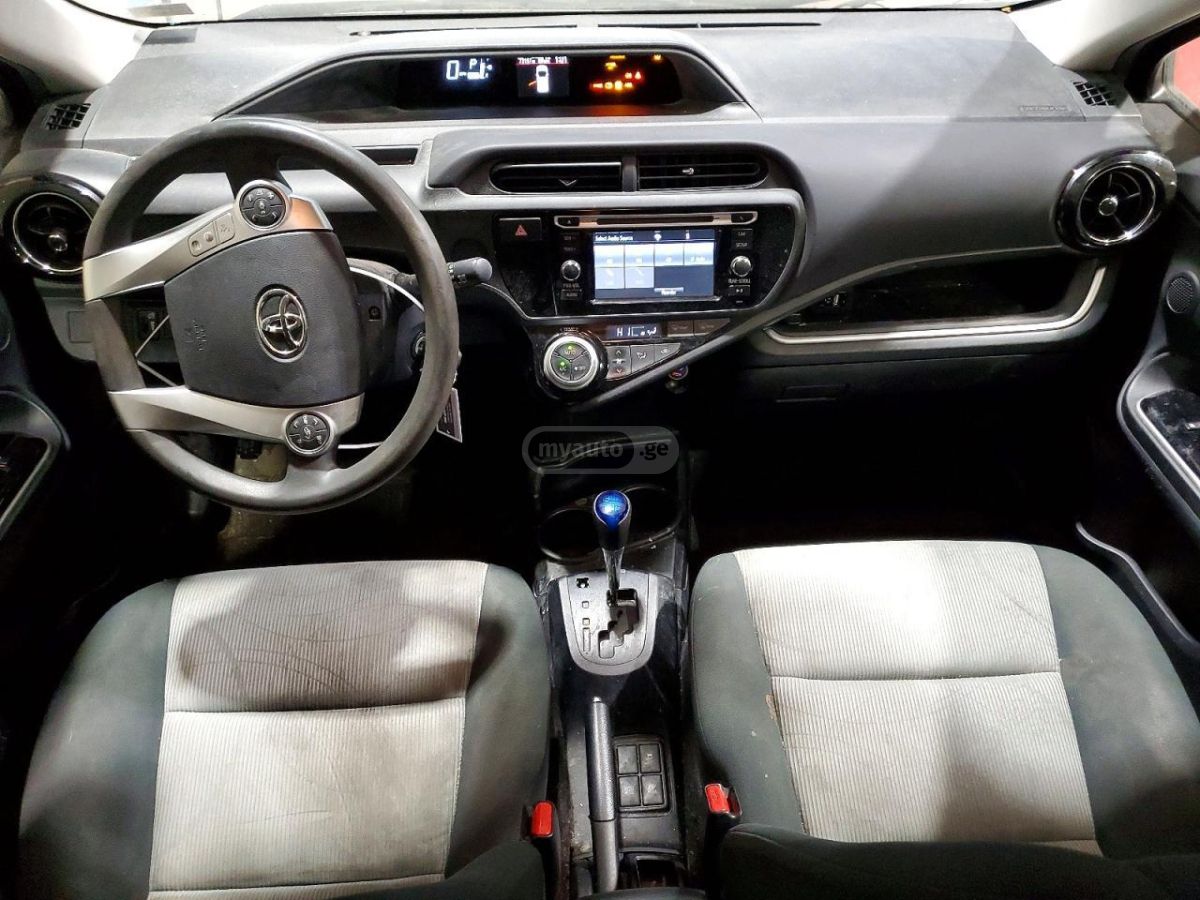 Toyota Prius C - фото 11