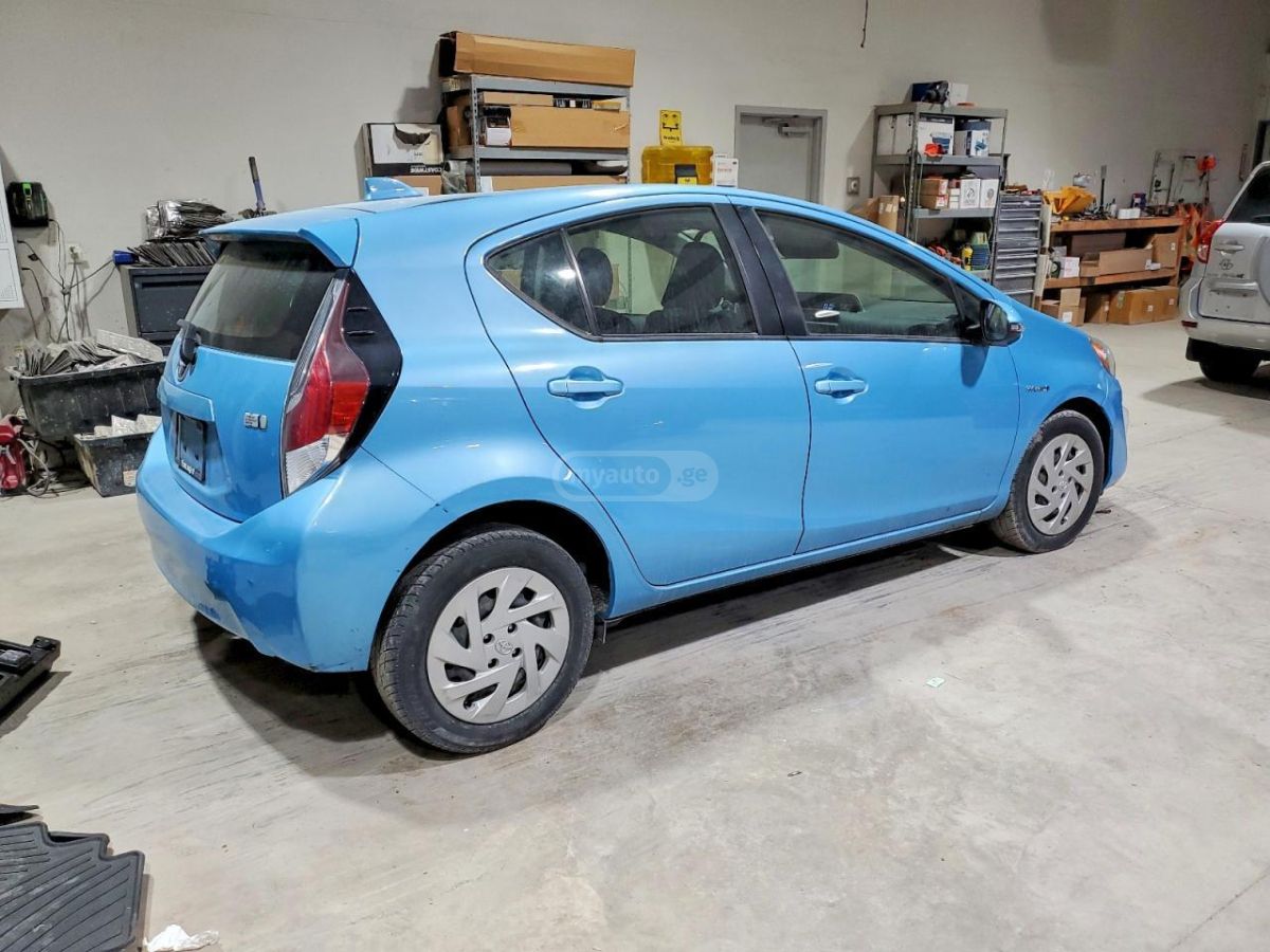 Toyota Prius C - фото 4