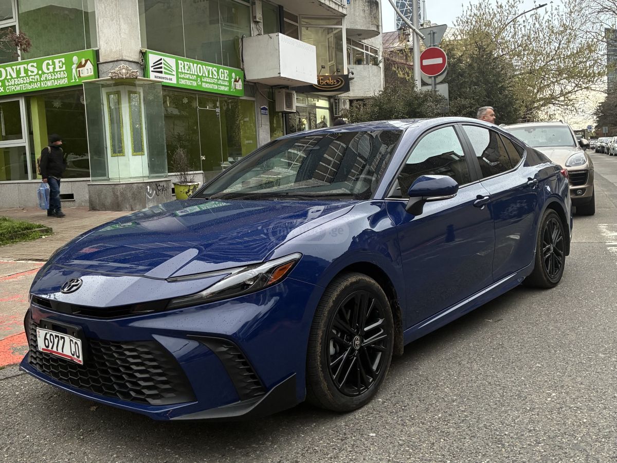 Toyota Camry - фото 1