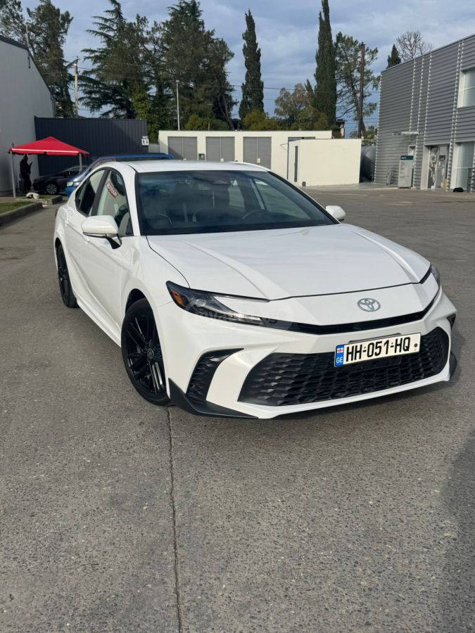 Toyota Camry - фото 1