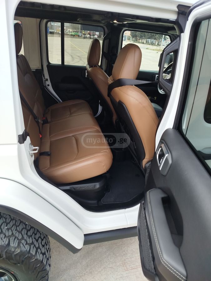 Jeep Wrangler - фото 12