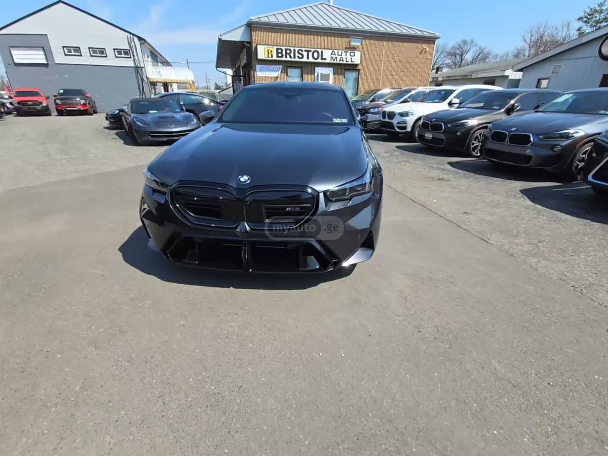 BMW M5 - фото 1