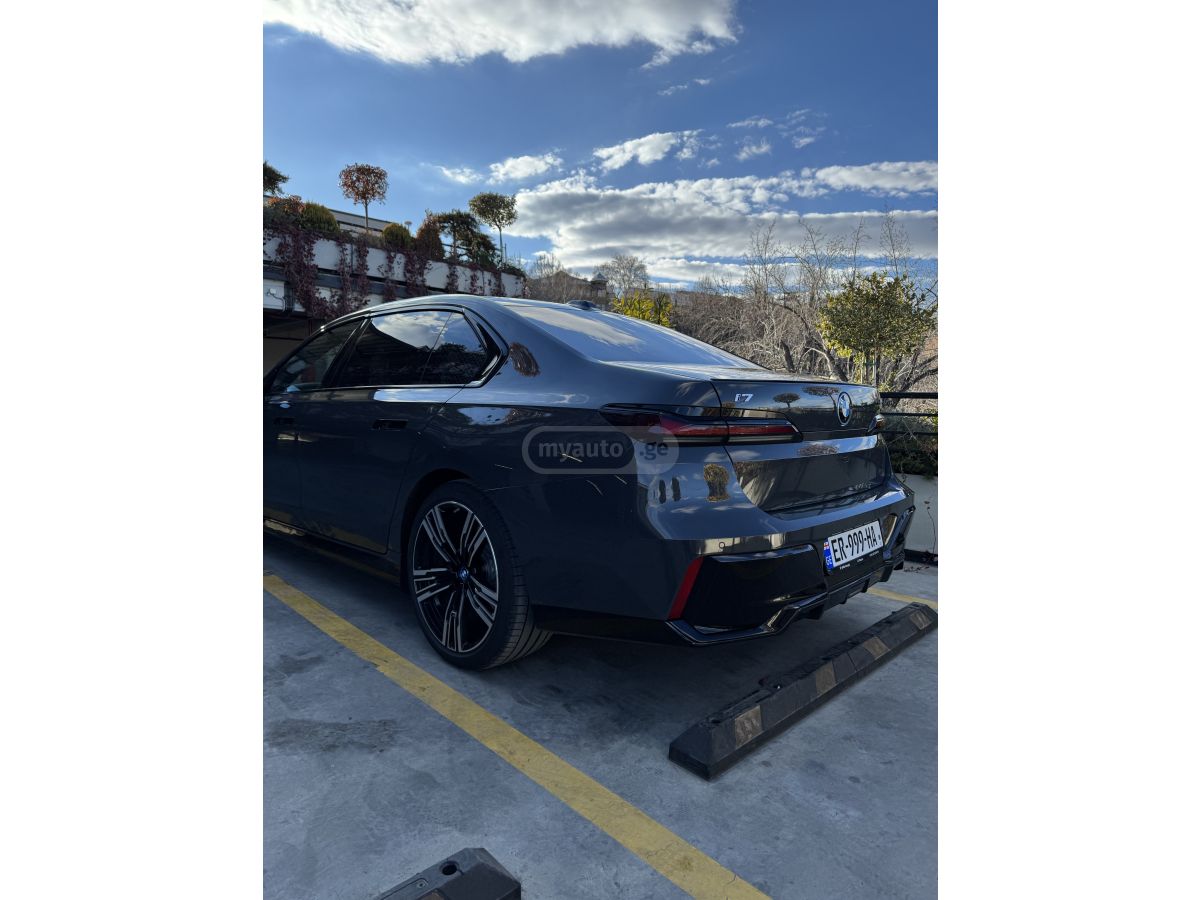 BMW I7 - фото 3