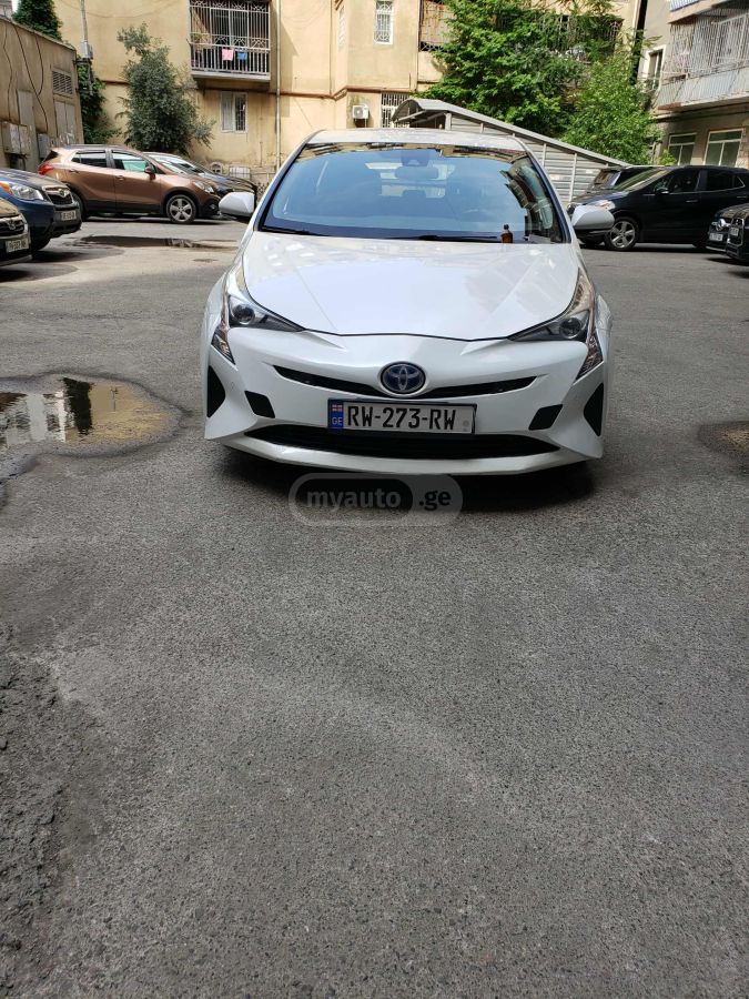Toyota Prius - фото 1