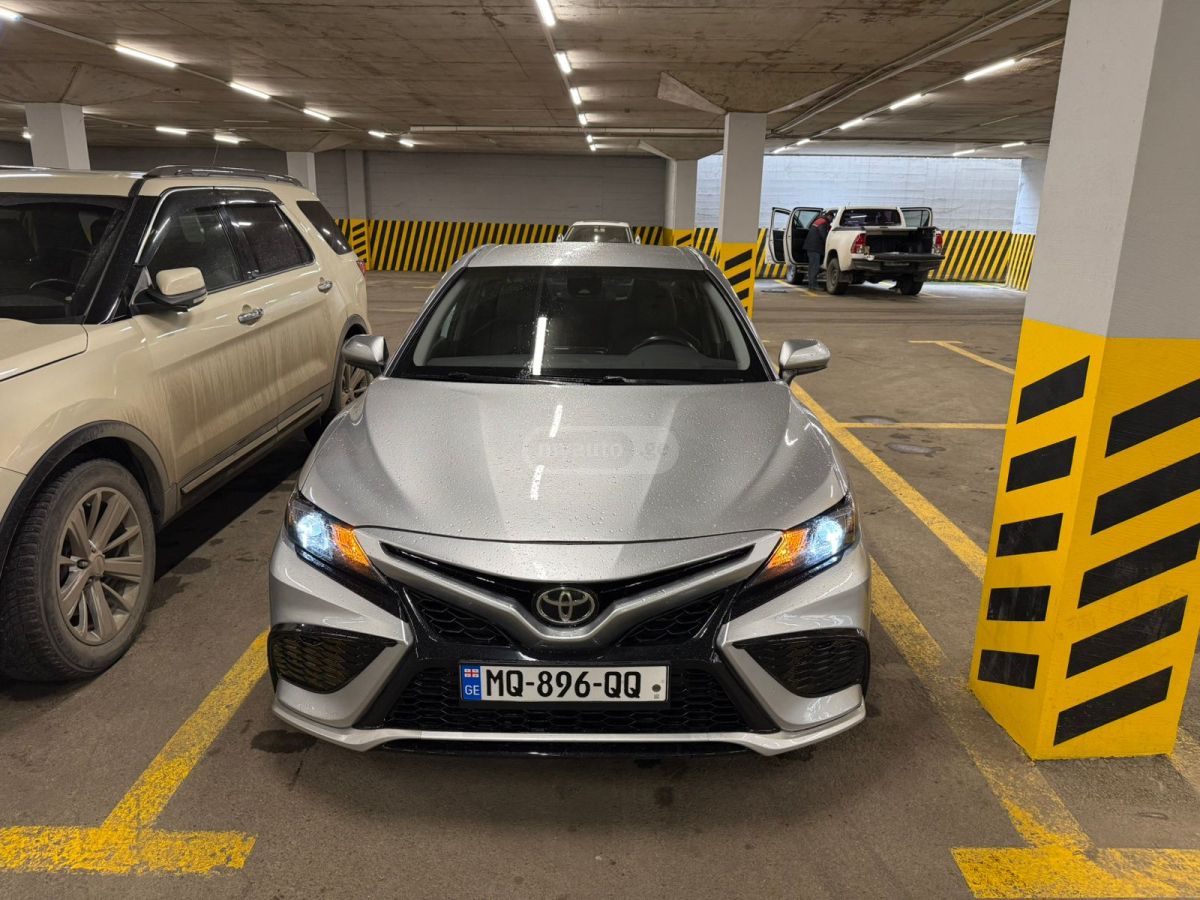 Toyota Camry - фото 1