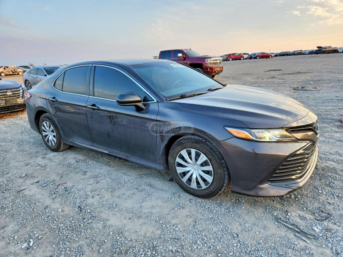 Toyota Camry - фото 1
