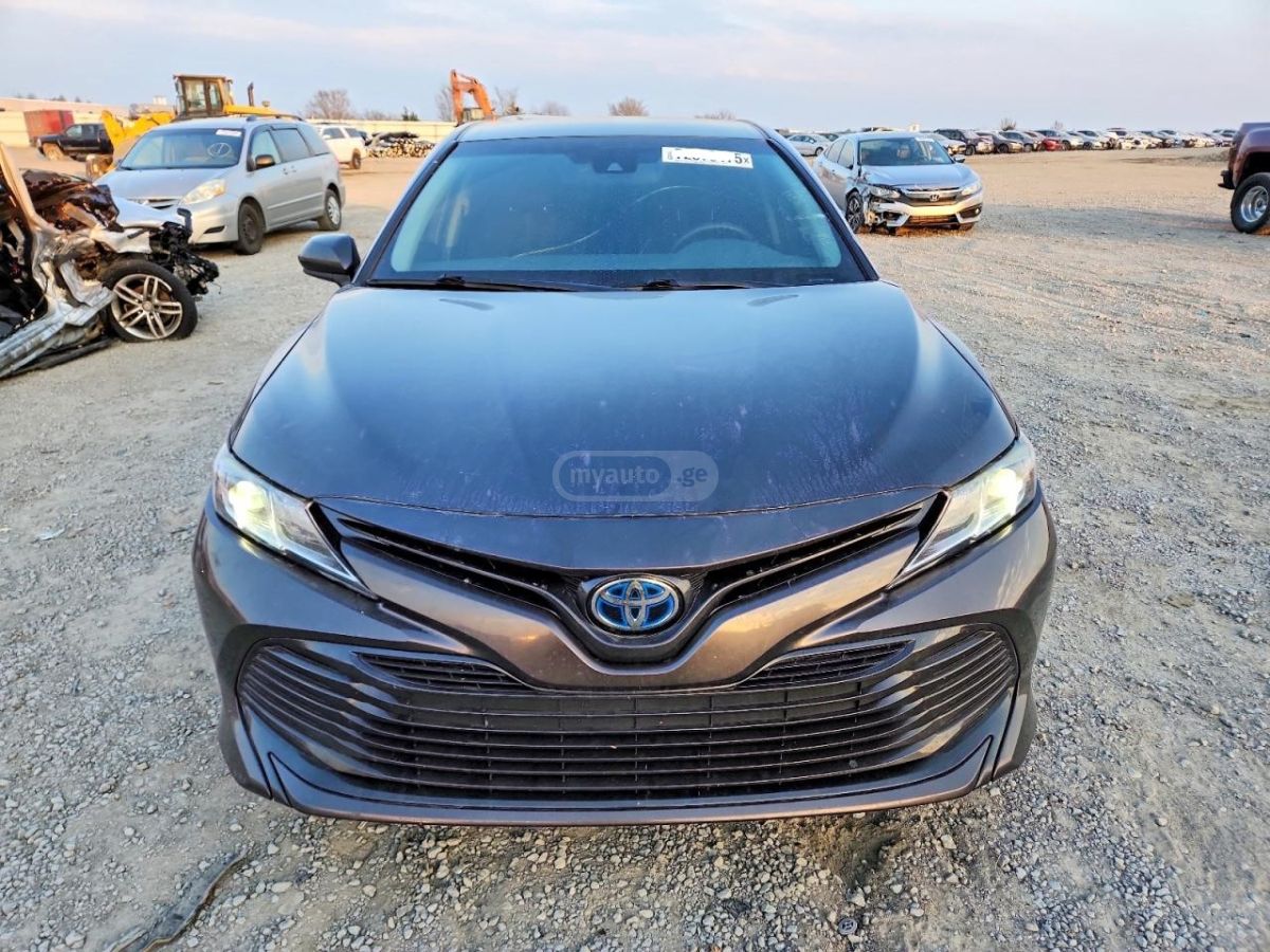 Toyota Camry - фото 2