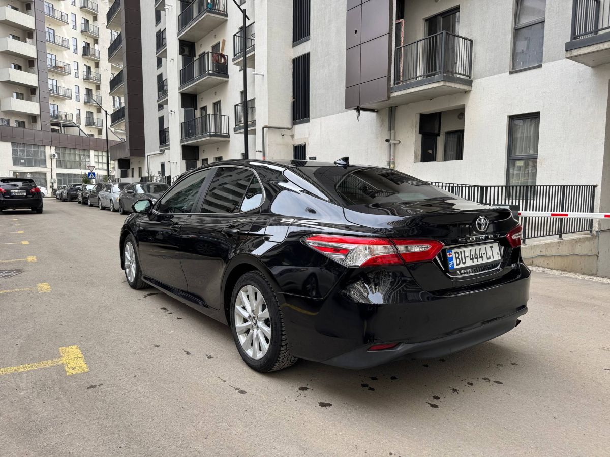 Toyota Camry - фото 1