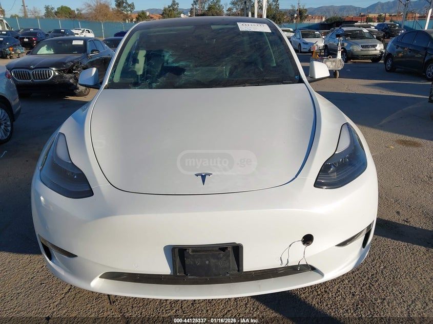 Tesla Model Y - фото 12