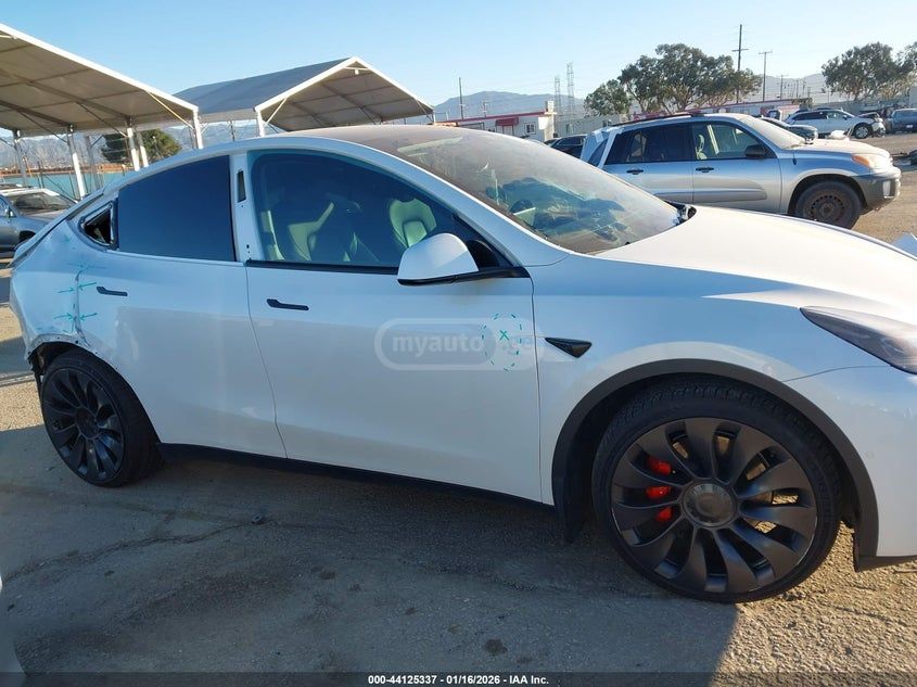 Tesla Model Y - фото 13
