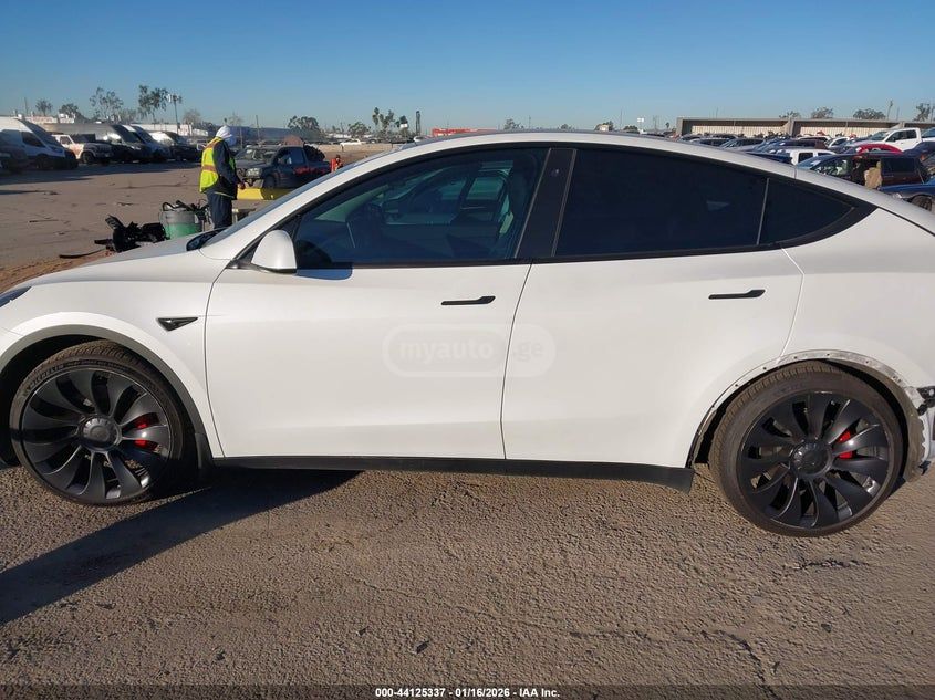 Tesla Model Y - фото 14