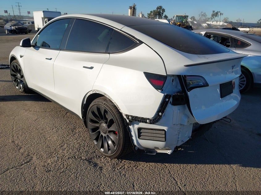 Tesla Model Y - фото 3