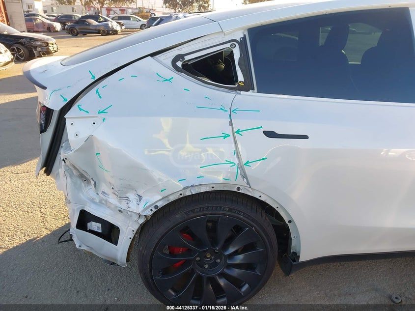 Tesla Model Y - фото 6