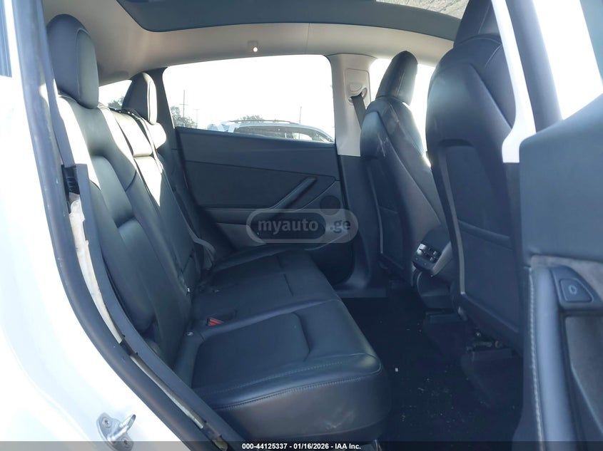 Tesla Model Y - фото 8