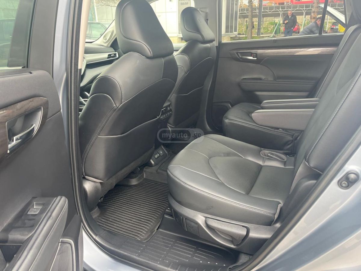 Toyota Platinum 4dr All-Wheel Drive A — миниатюра 10