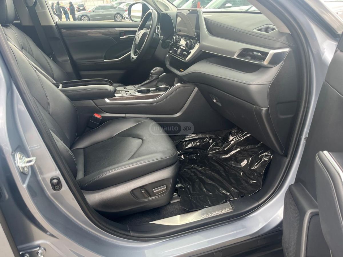 Toyota Platinum 4dr All-Wheel Drive A — миниатюра 11