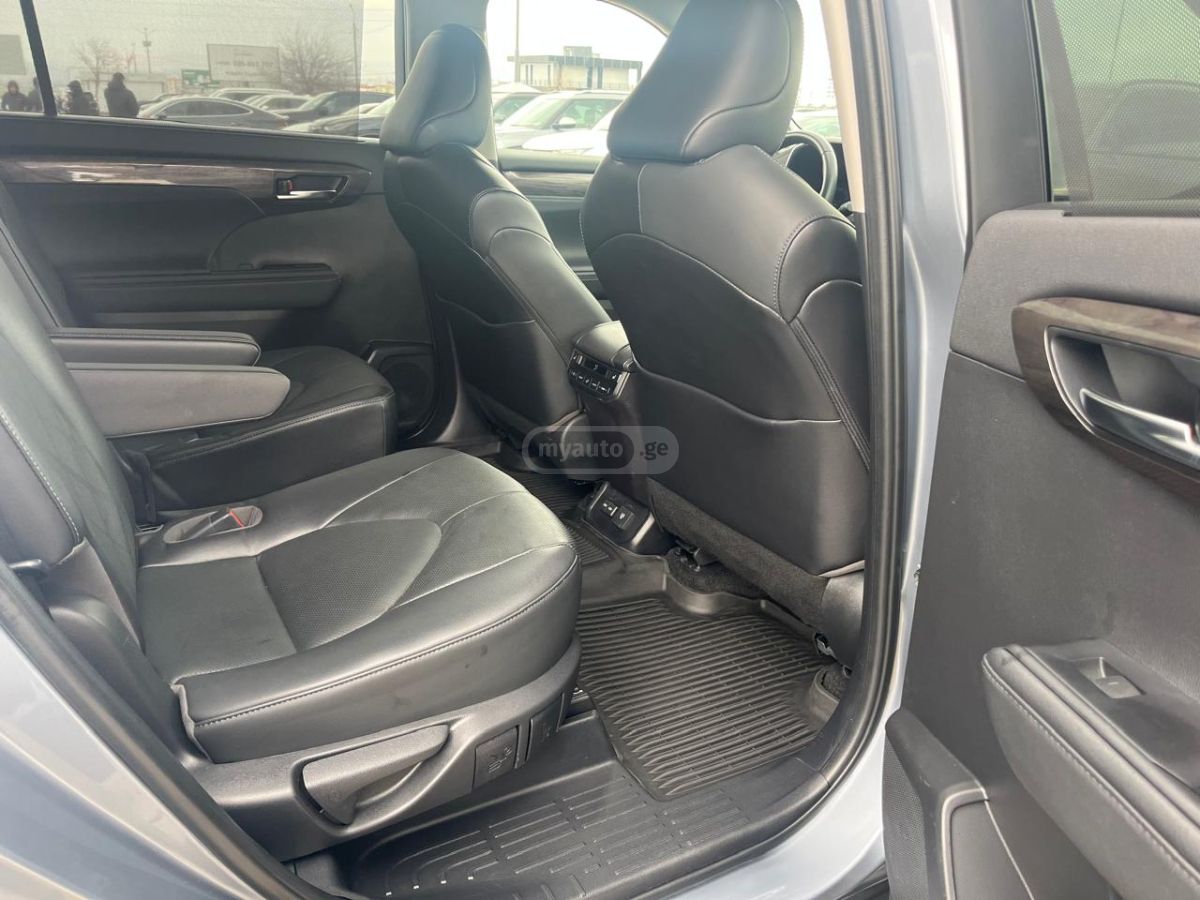 Toyota Platinum 4dr All-Wheel Drive A — миниатюра 12