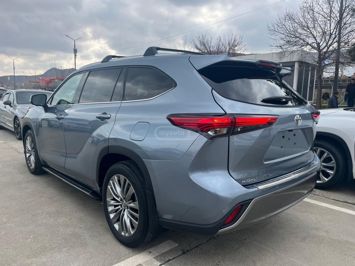 Toyota Platinum 4dr All-Wheel Drive A — миниатюра 3