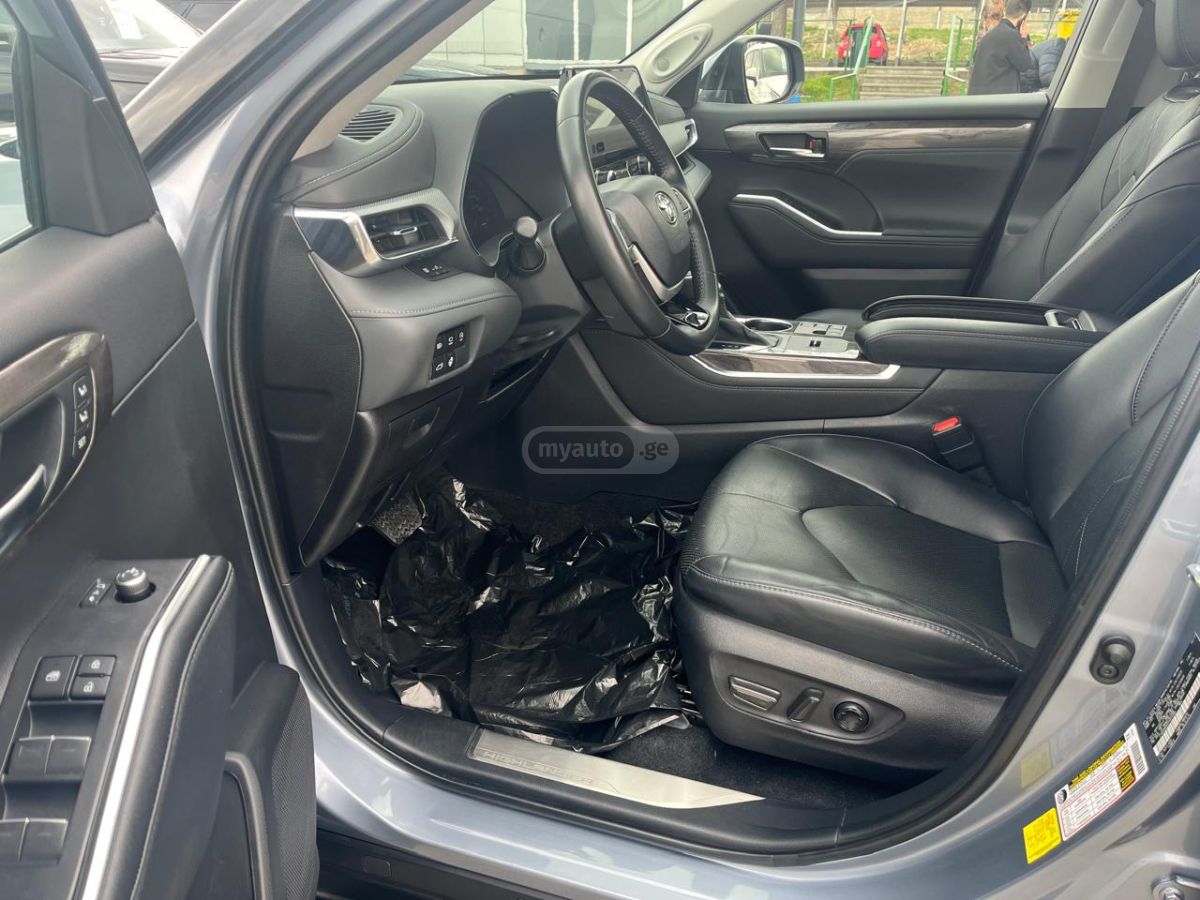 Toyota Platinum 4dr All-Wheel Drive A — миниатюра 9