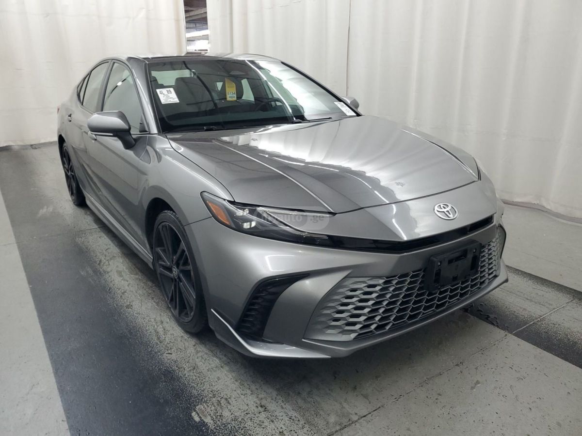 Toyota Camry - фото 1