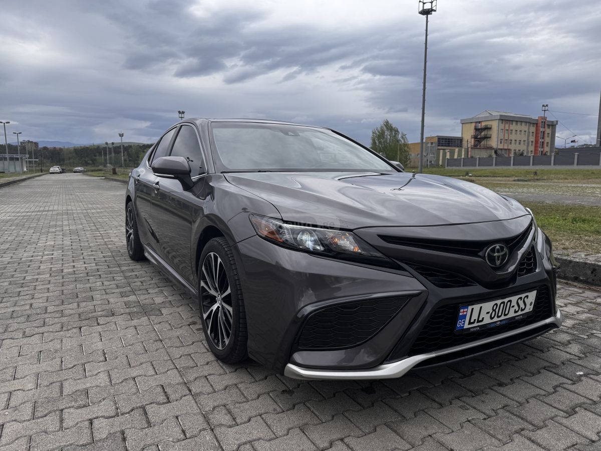 Toyota Camry - фото 1