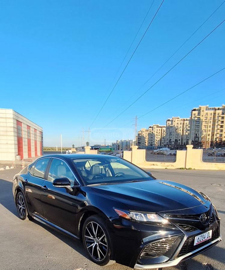 Toyota Camry - фото 1
