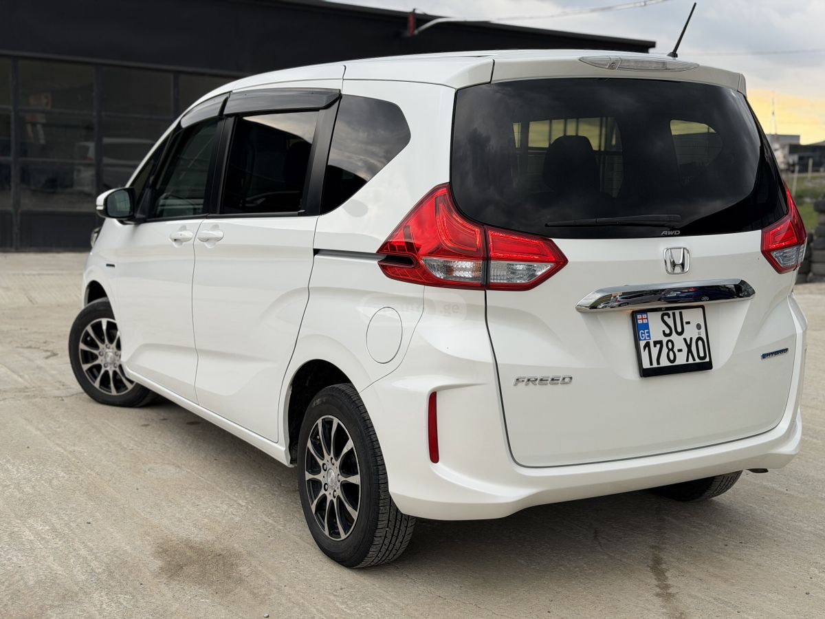 Honda Freed - фото 2