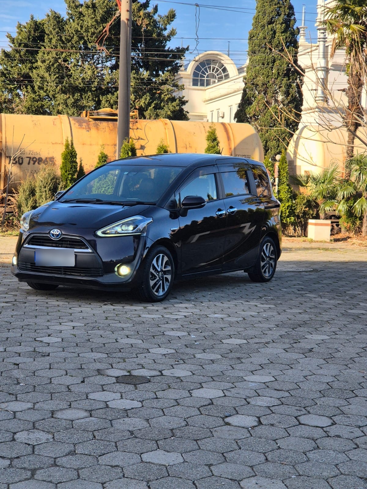 Toyota Sienta - фото 1