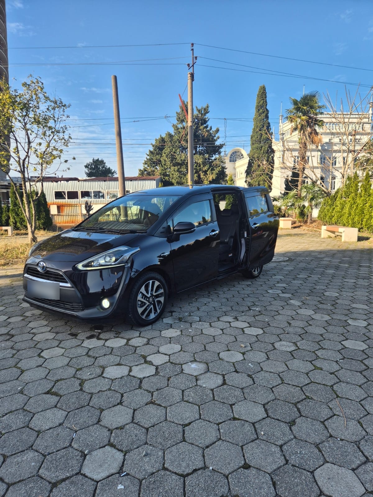 Toyota Sienta - фото 2