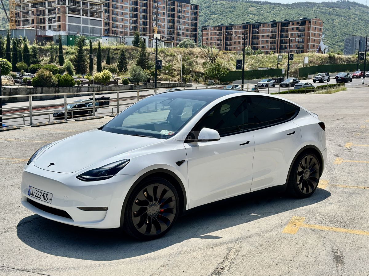 Tesla Model Y - фото 1