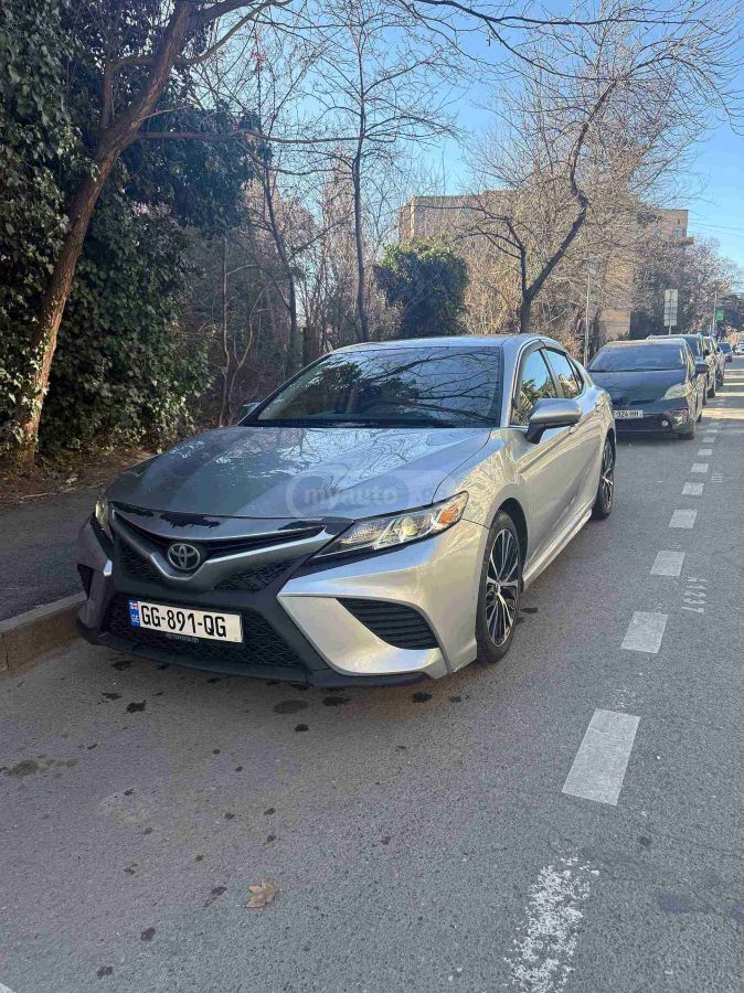 Toyota Camry - фото 1
