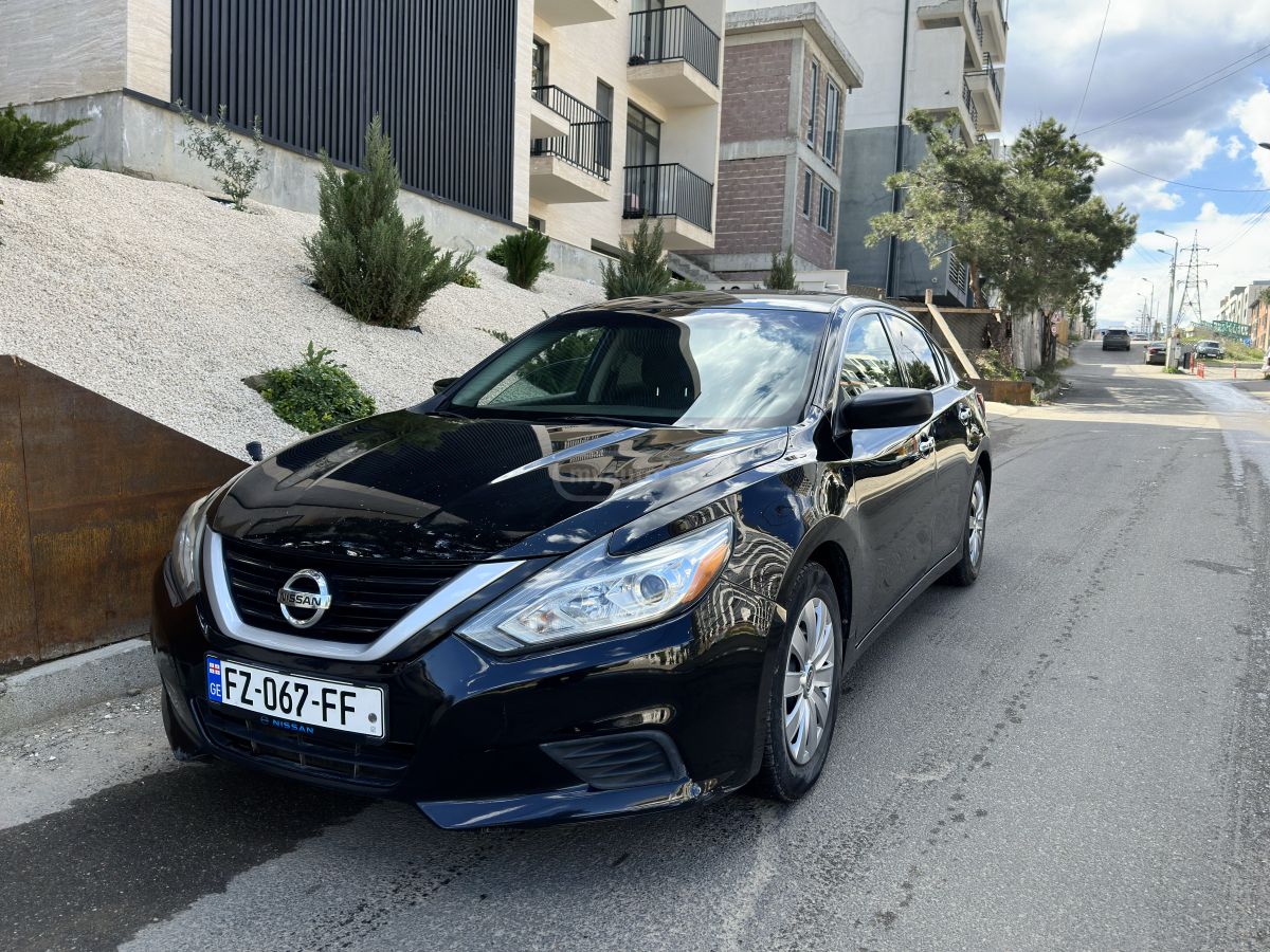 Nissan Altima - фото 1