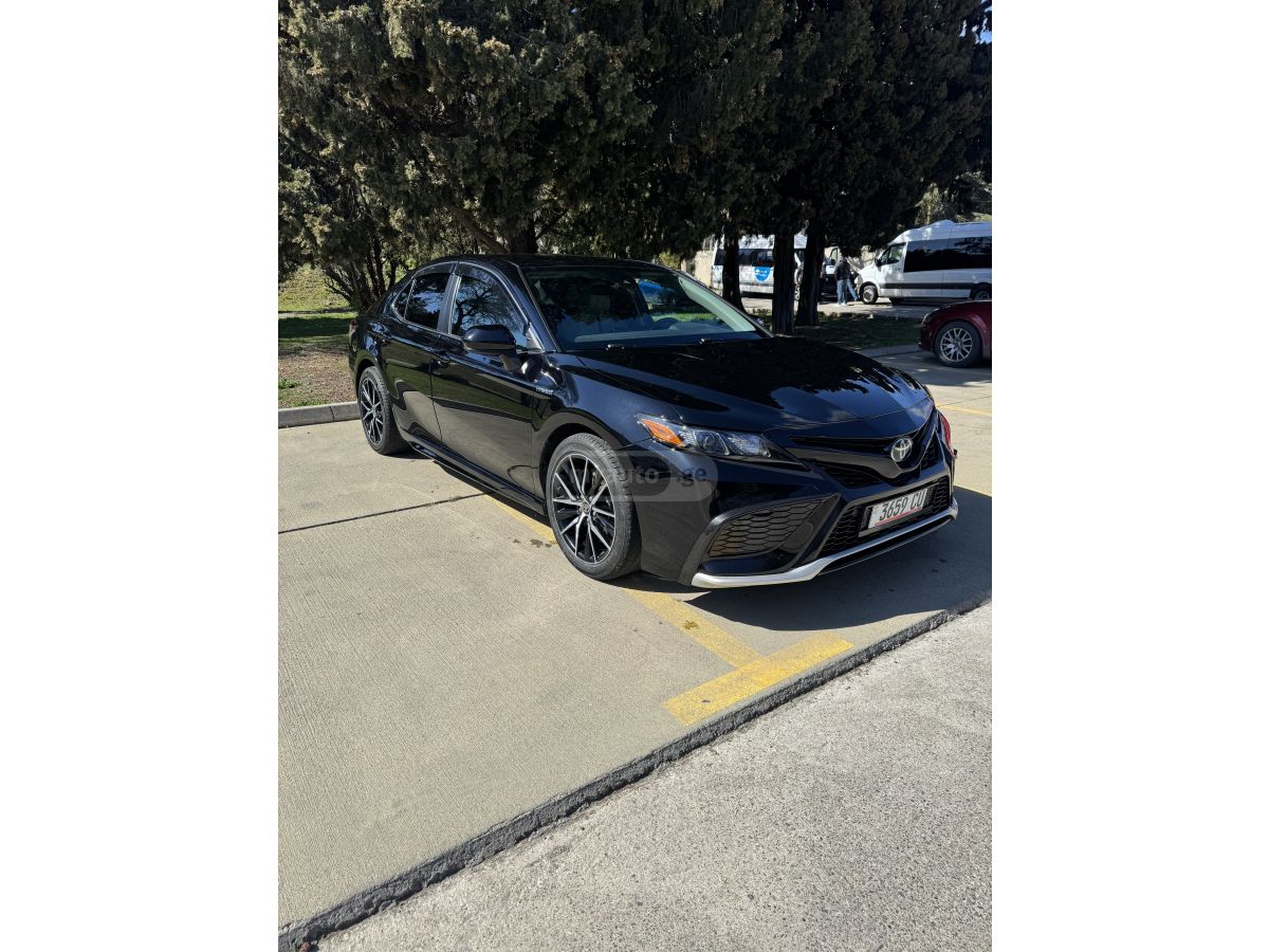 Toyota Camry - фото 1