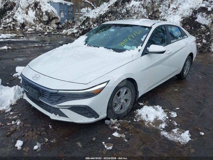 Hyundai Elantra - фото 1