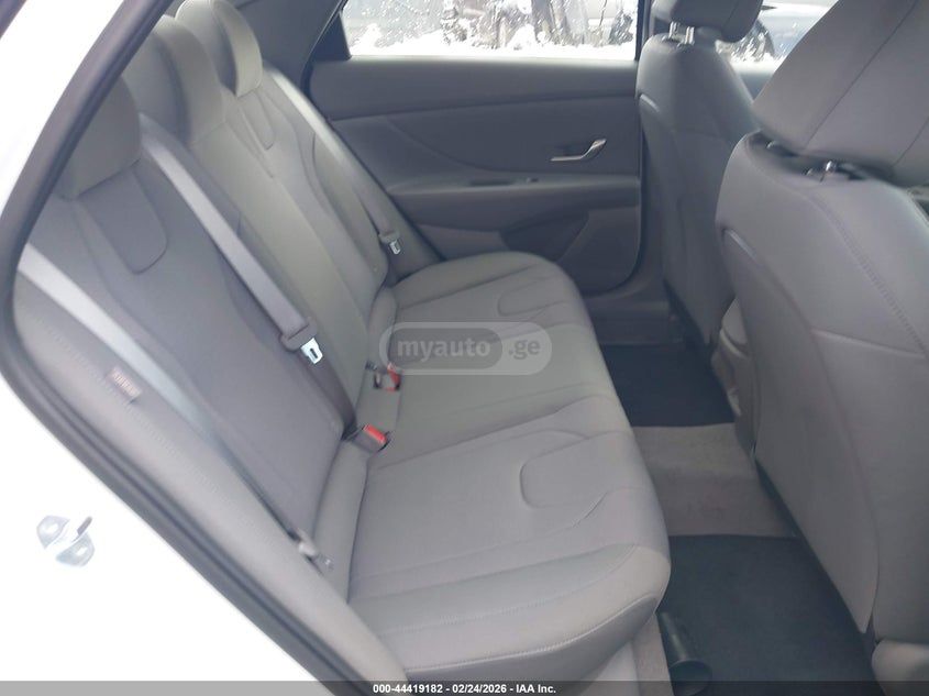 Hyundai Elantra - фото 12