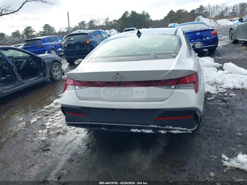 Hyundai Elantra - фото 7