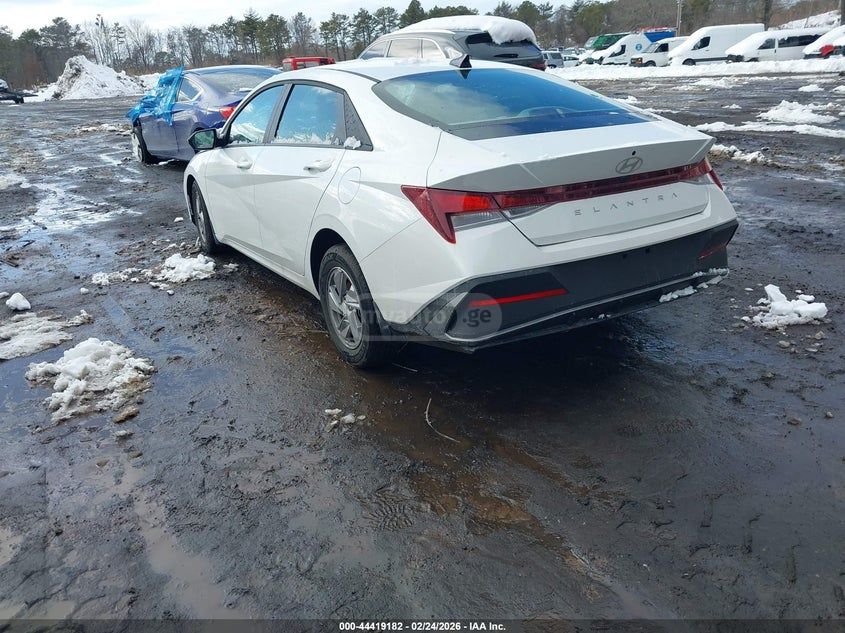 Hyundai Elantra - фото 8