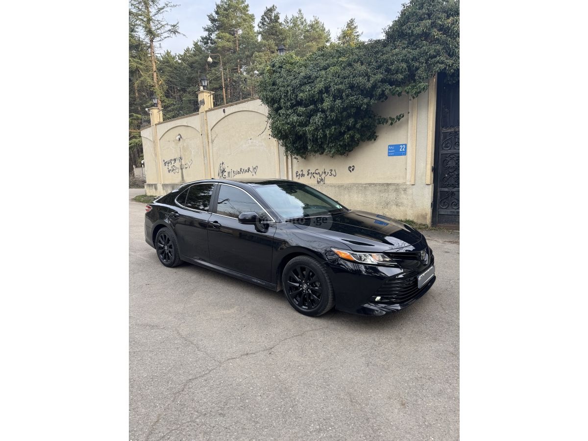 Toyota Camry - фото 1